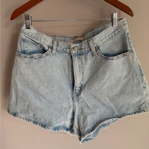 Light Blue Denim Women's Shorts Levi’s mom shorts size 30